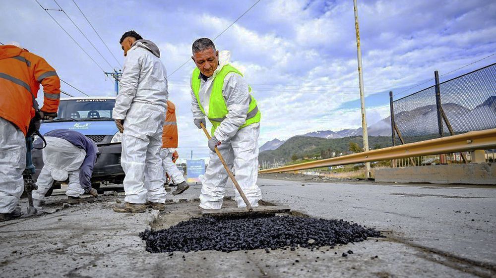 La Municipalidad Realizar Trabajos De Bacheo En El Barrio Mirador De